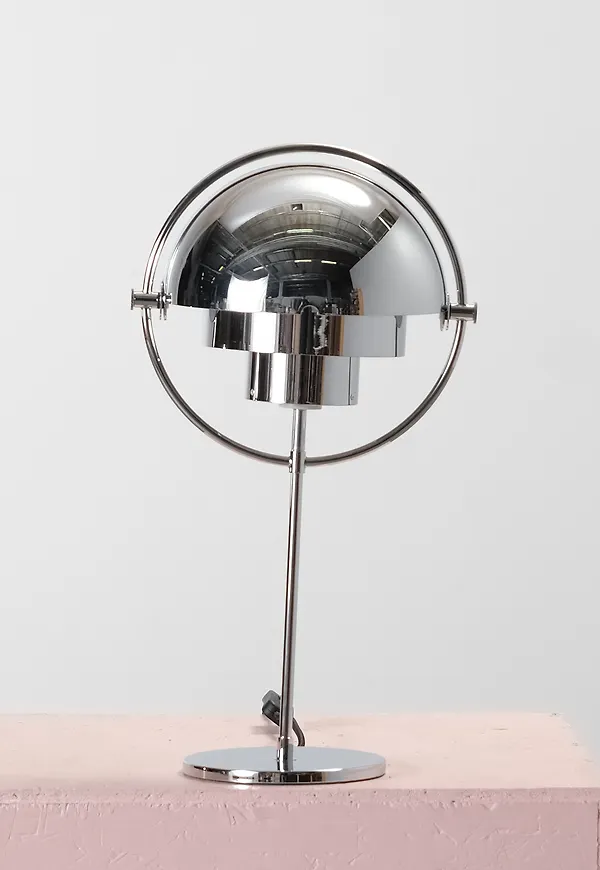 Härlig silver lampa 2026 från Gubi.