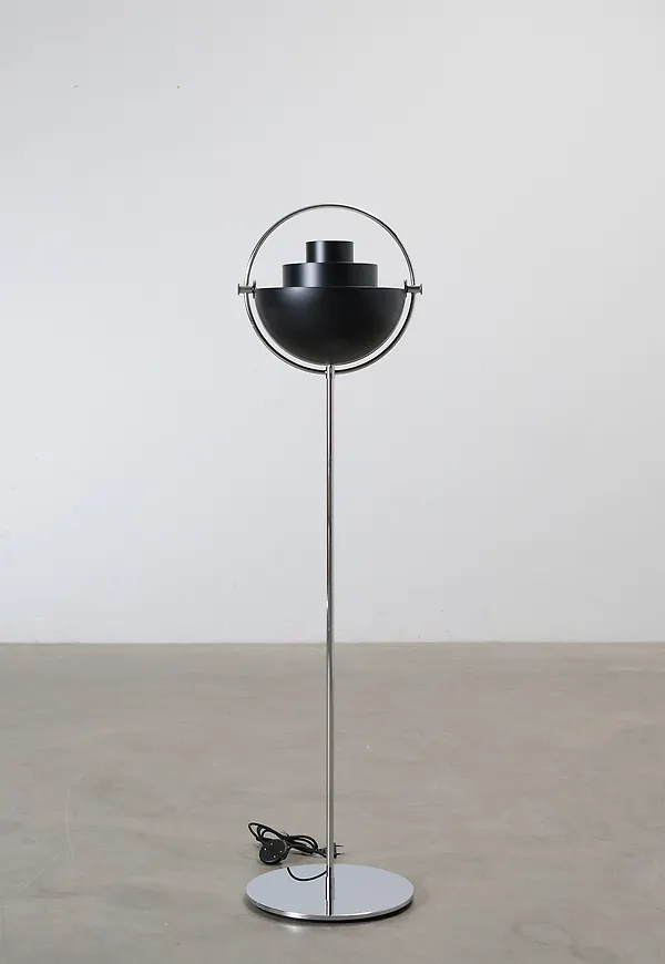 Moderiktig svart lampa 2026 från Gubi.