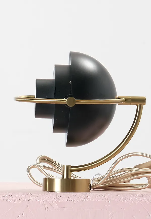 Komfortabel svart lampa 2026 från Gubi.