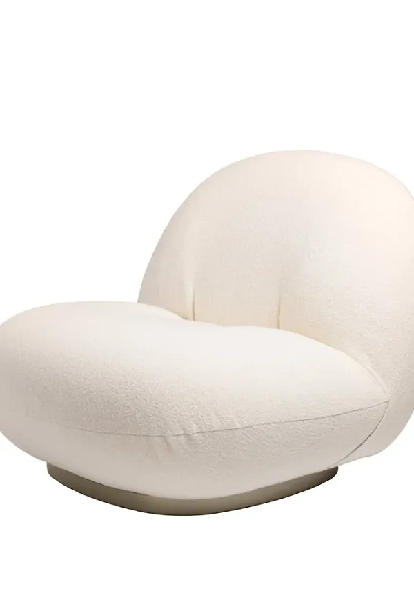 Smickrande fåtölj i vitt från Gubi.