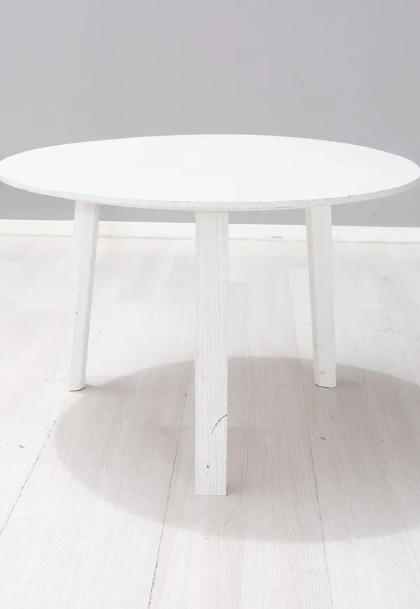 Klassisk vit bord 2025 från Gubi.