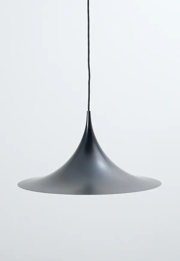 Cool taklampa 2025 från Gubi.