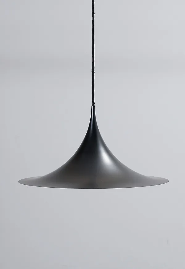 Elegant svart lampa 2025 från Gubi.