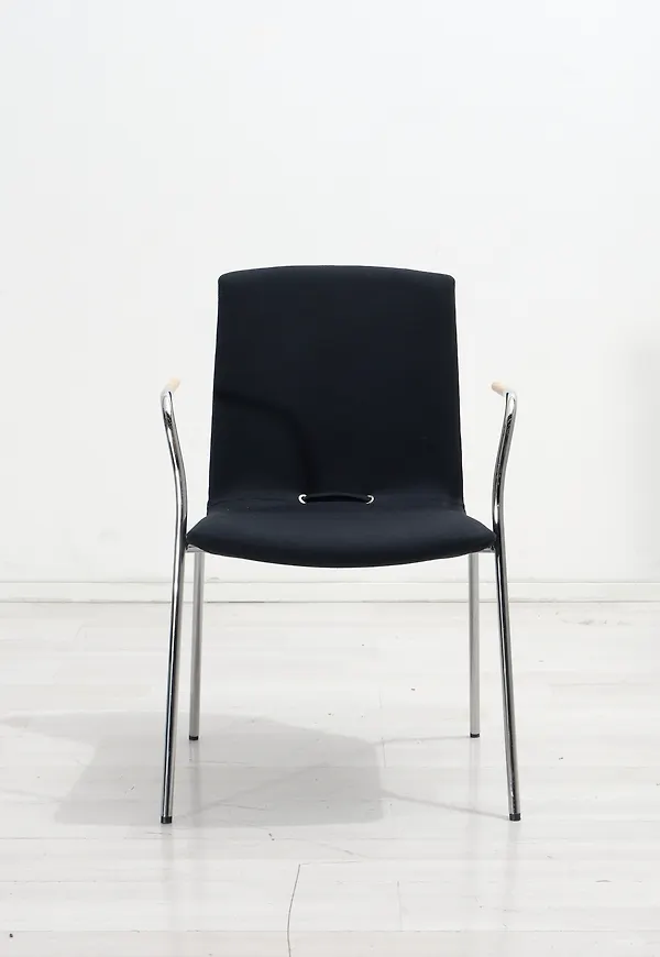 Stilren svart stol 2025 från Gärsnäs.