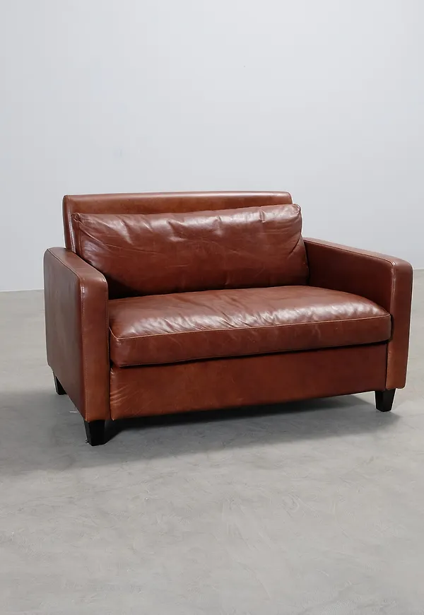 Jättefin soffa i brun färg gjord i läder.