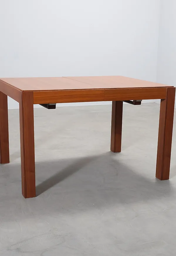 Fantastiskt snygg brun matbord 2025 från Habitat.