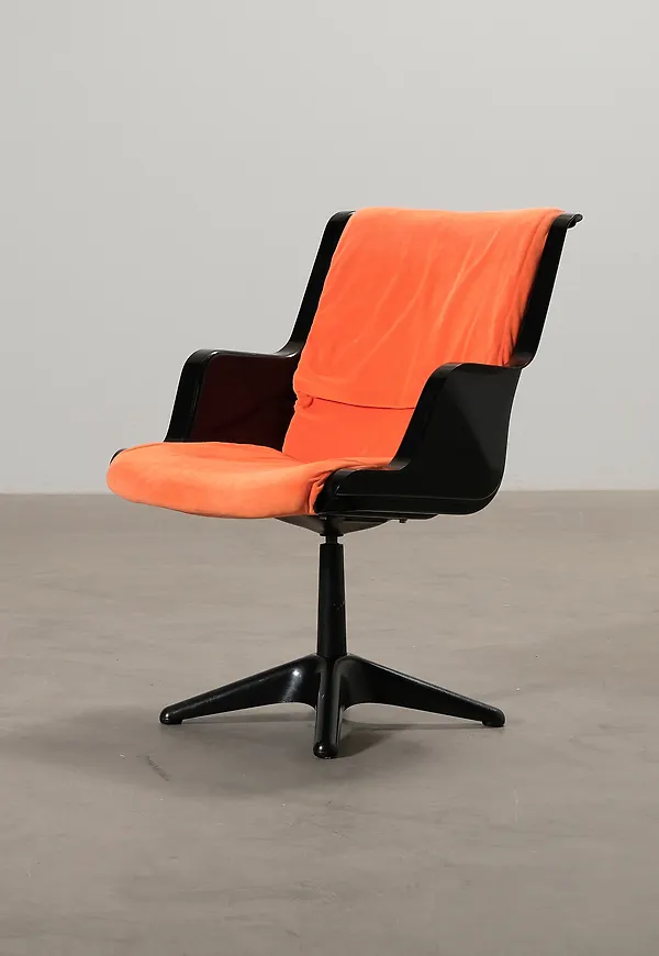 Klassisk svart stol i aluminium från Haimi.