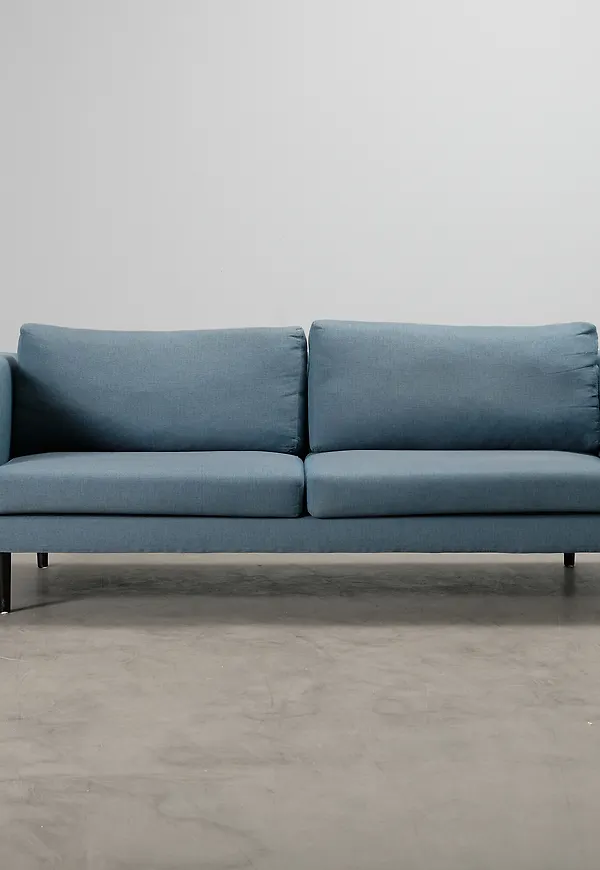 Modern soffa i blått från Hakola.