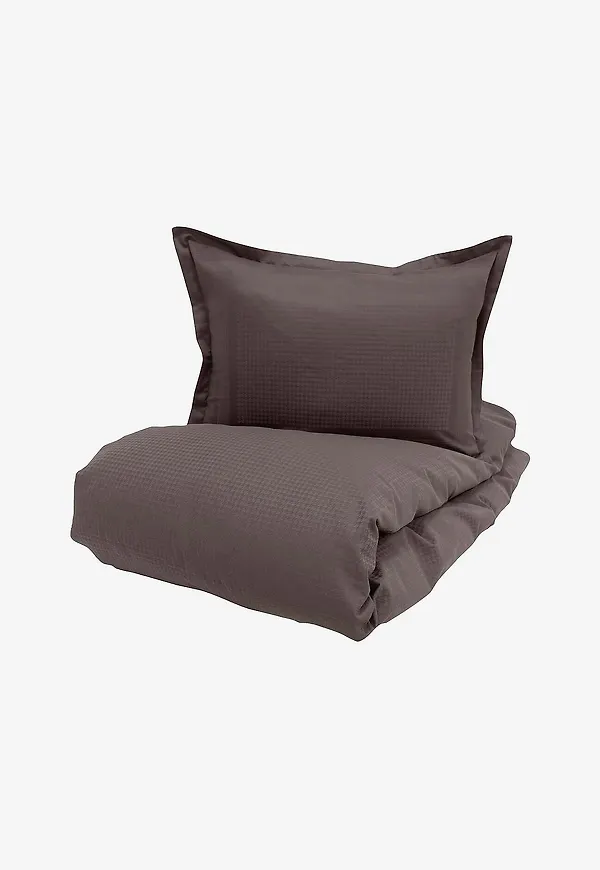 Elegant sängkläder i brunt från Halvor Bakke.