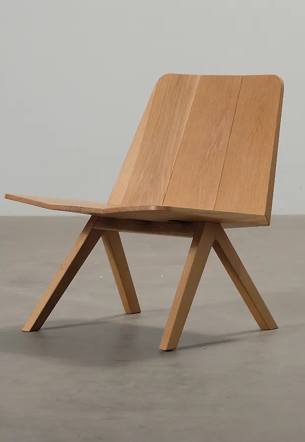 Exklusiv fåtölj i ek från Harri Koskinen Works.