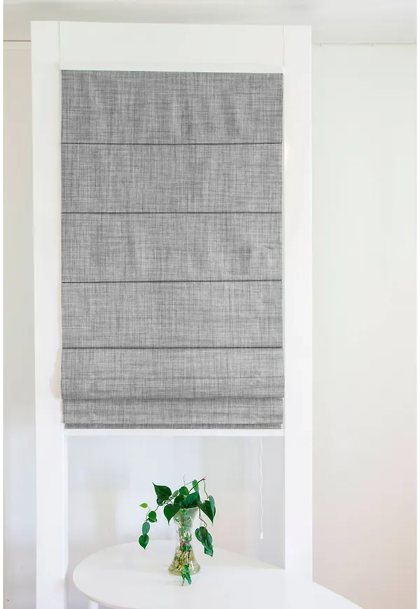 Grå Hasta-hissgardin i modern modell.