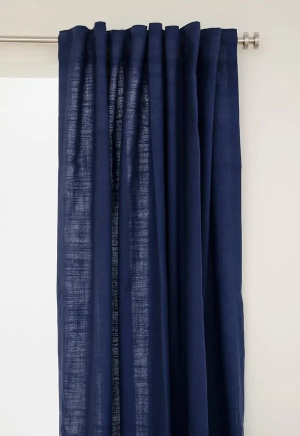 Mörkblå Hasta-linnegardin i komfortabel modell.