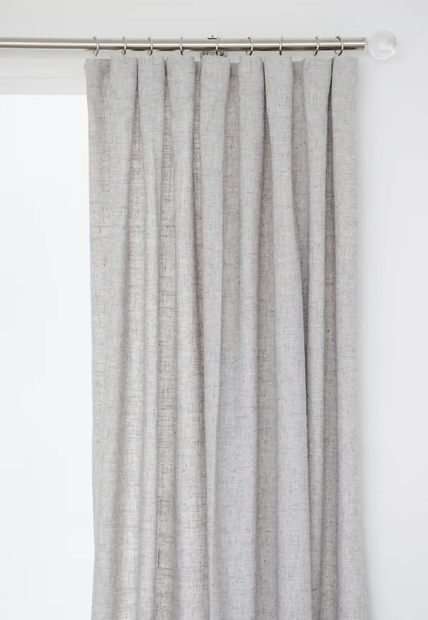 Superfin hasta gardin i grå färg gjord i linne.