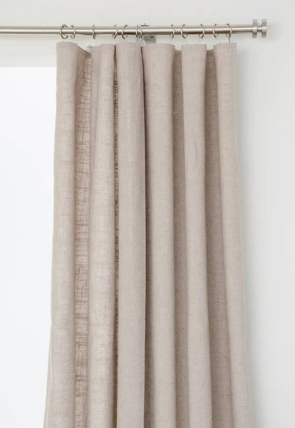 Klassisk hasta gardin i beige färg gjord i linne.