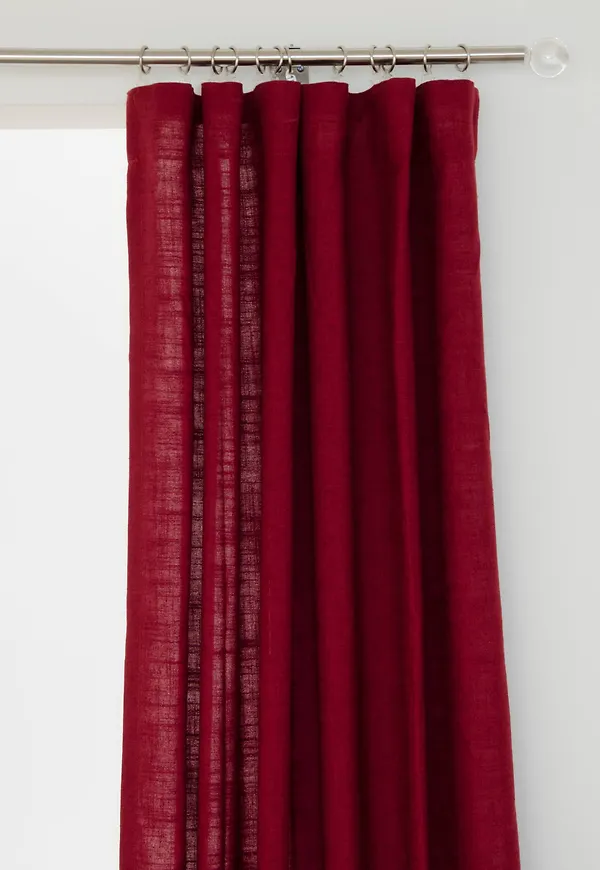 Moderiktig linnegardin i rött från Hasta.