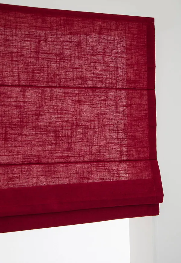 Klassisk hissgardin i röd färg gjord i linne.