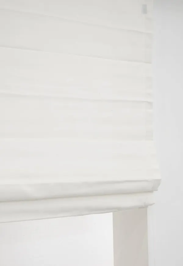 Moderiktig gardin i vit färg gjord i linne.