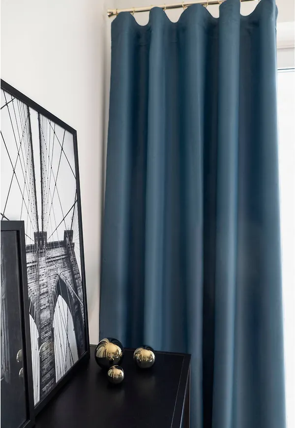 Blå Hasta-mörkläggningsgardin i stilriktig modell.