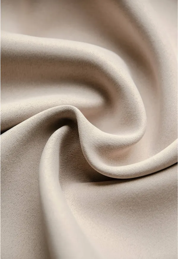 Klassisk gardin i beiget från Hasta.