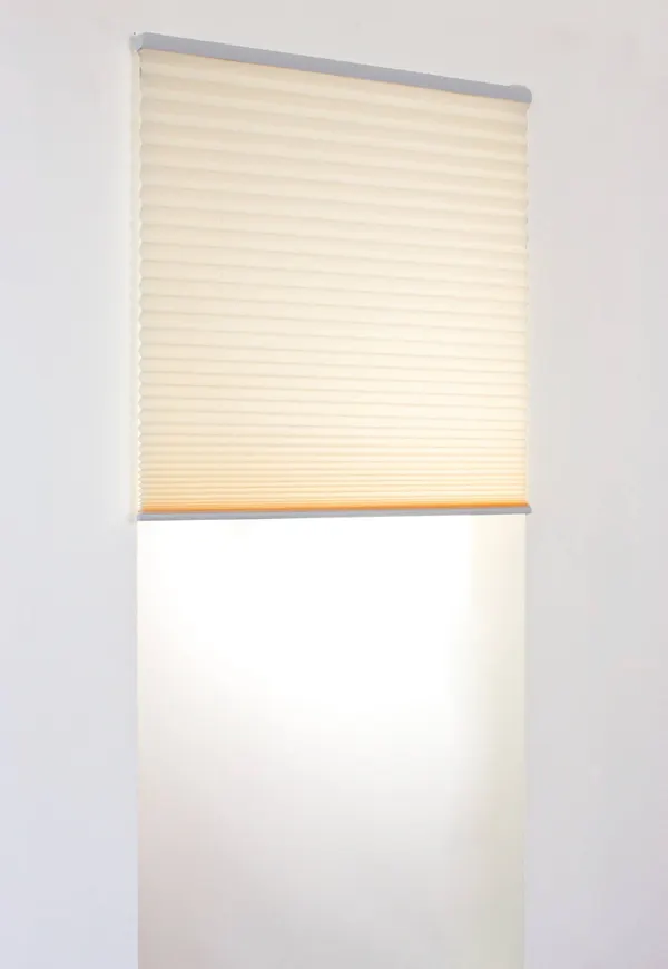 Snygg hissgardin i vitt från Hasta.