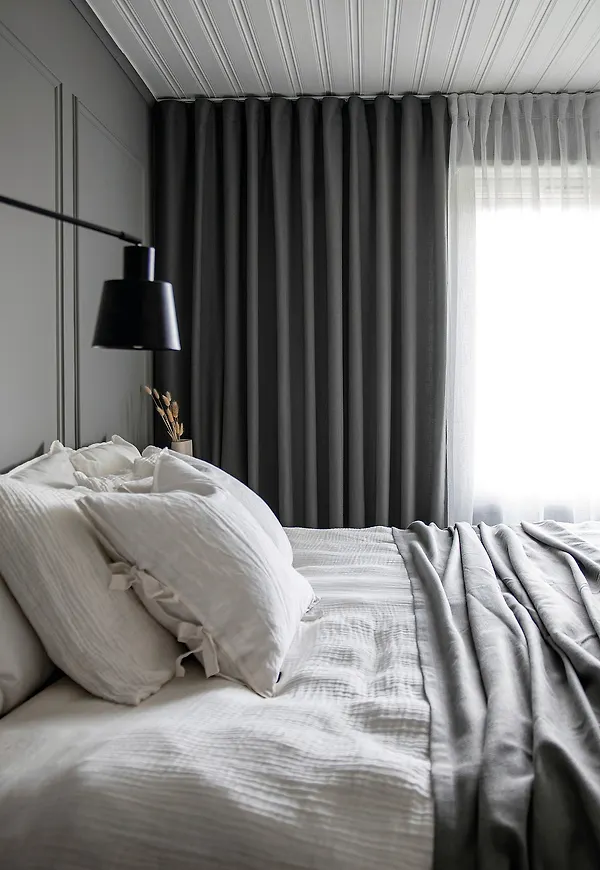 Elegant linnegardin i grått från Hasta.