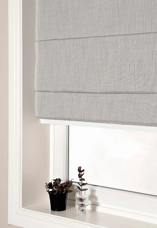 Grå Hasta-gardin i otroligt fin modell.