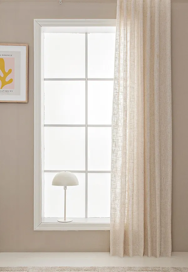 Snygg beige gardin 2026 från Hasta.