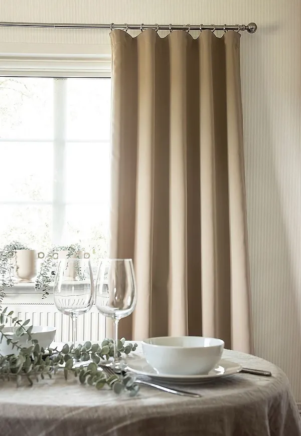 Beige Hasta-gardin i trendig modell.