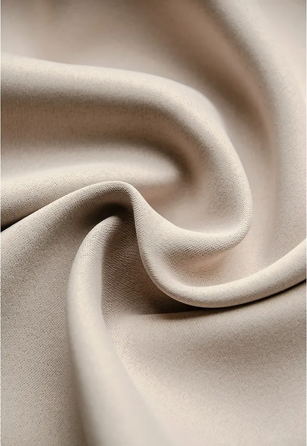 Beige Hasta-gardin i klassisk modell.
