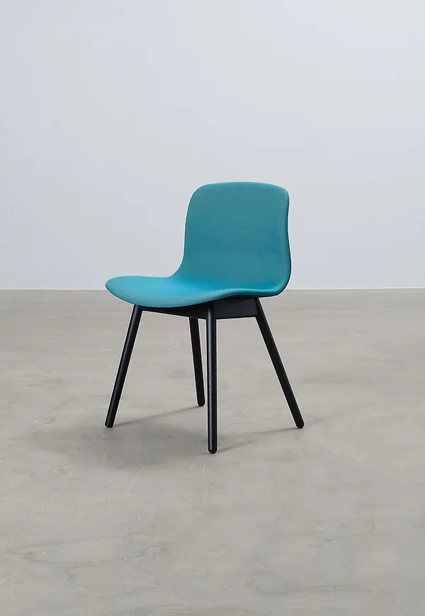 Jättefin Stol som passar bra vid många olika tillfällen.