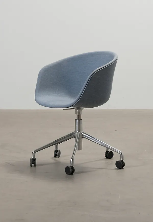 Blå HAY-kontorsstol i otroligt fin modell.