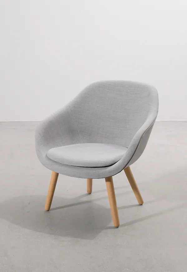 Jättesnygg grå fåtölj i ek från HAY.