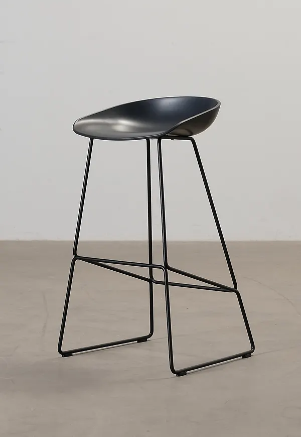 Svart HAY-stol i mysig modell.