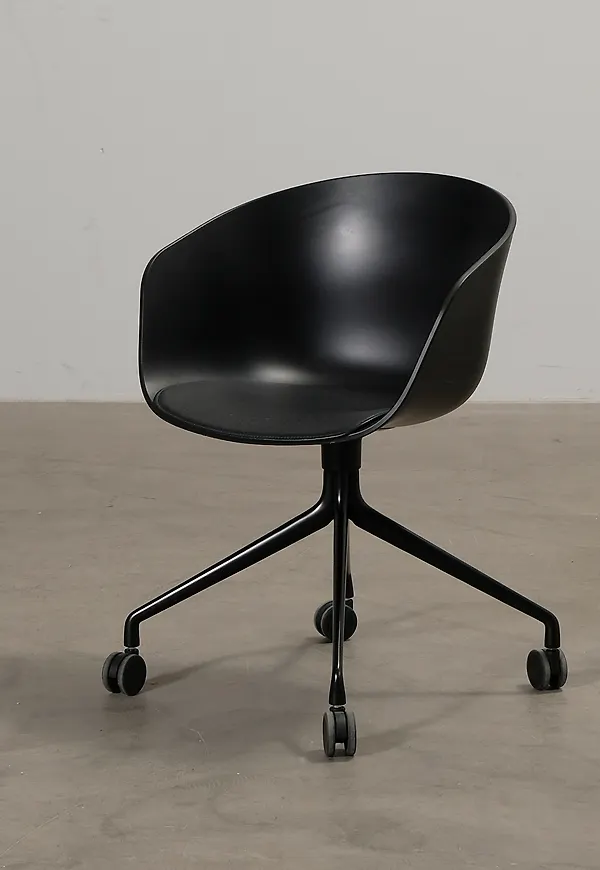 Svart HAY-kontorstol i ikonisk modell.