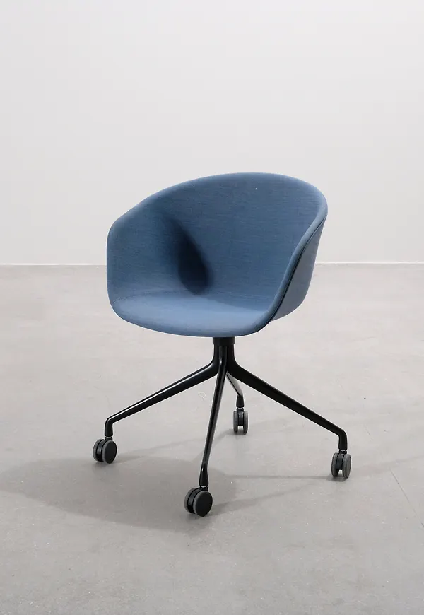 Superfin blå stol 2025 från HAY.