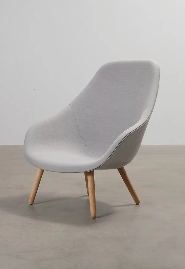 Otroligt snygg fåtölj i ek 2025 från HAY.