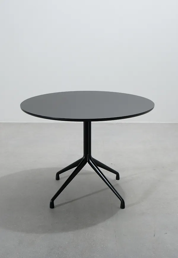 Svart HAY-matbord i stilriktig modell.