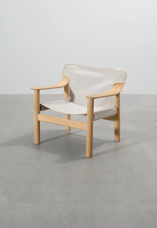 Jättesnygg fåtölj i ek 2025 från HAY.