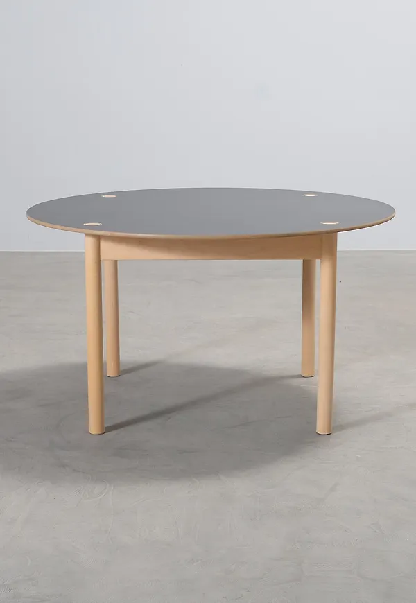 Fin barnbord 2025 från HAY.