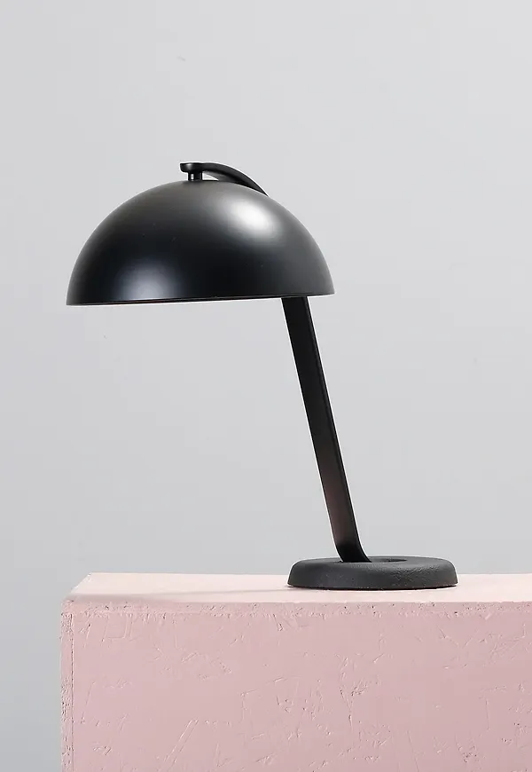 Riktigt fin svart lampa 2024 från HAY.