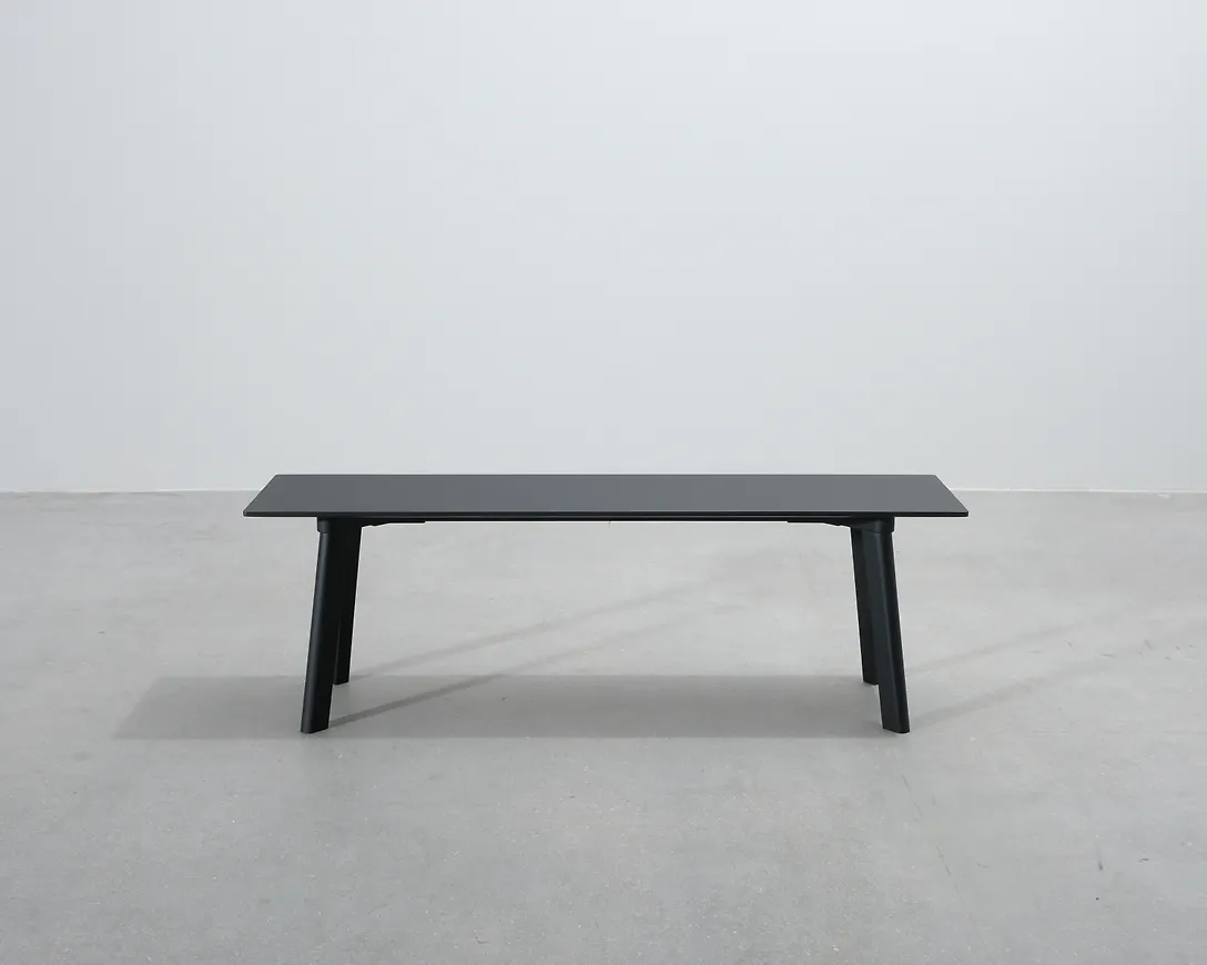 Moderiktig svart bänk 2025 från HAY.