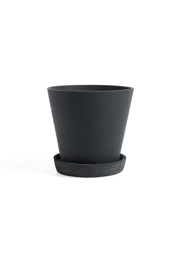 Moderiktig kruka i svart från HAY.