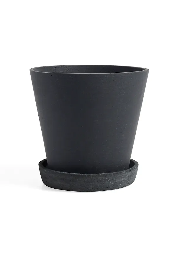 Fin svart kruka 2025 från HAY.