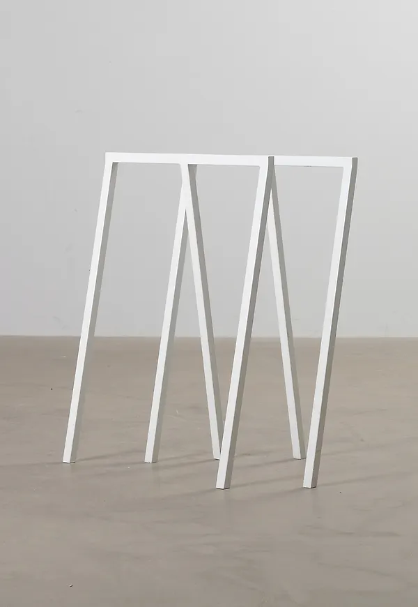 Elegant vit bord 2024 från HAY.