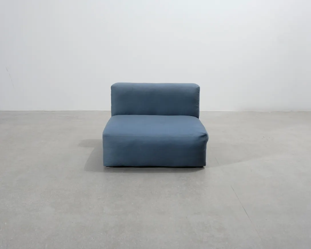 Cool blå fåtölj 2025 från HAY.