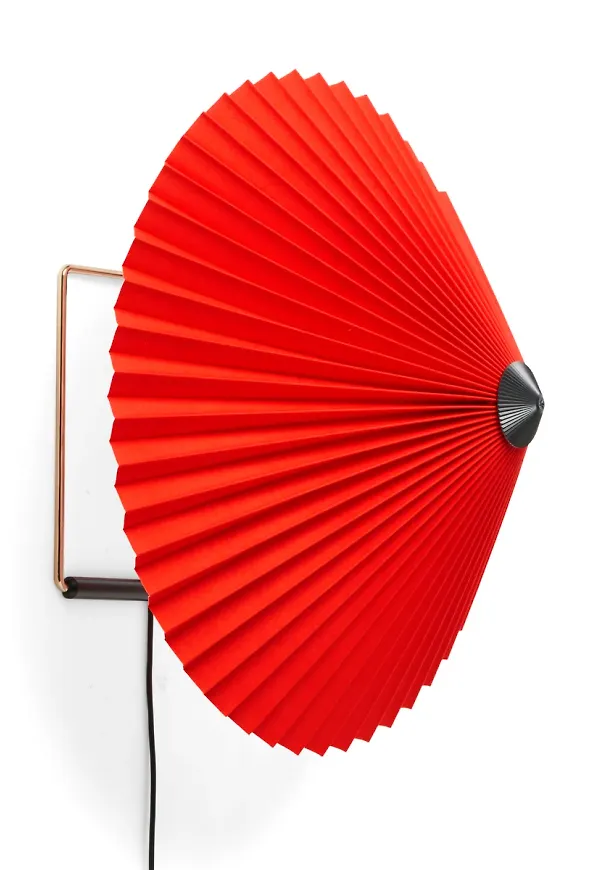 Röd HAY-vägglampa i riktigt trendig modell.