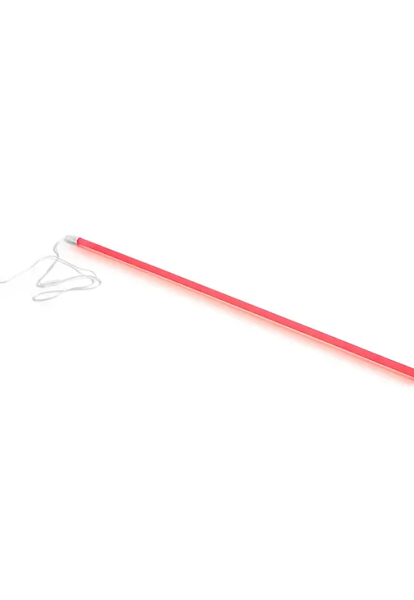 Stilren lampa i rött från HAY.