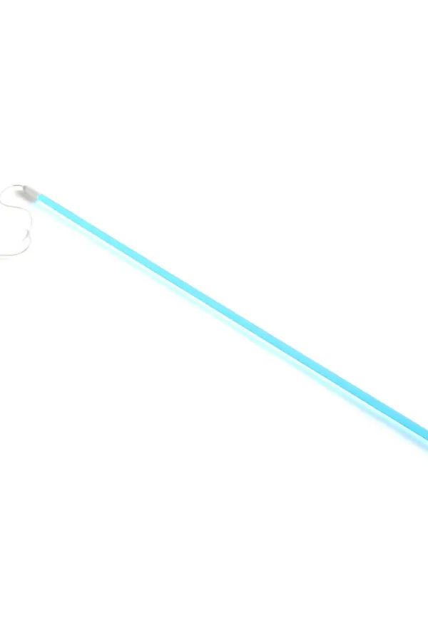 Komfortabel lysrörslampa i blått från HAY.