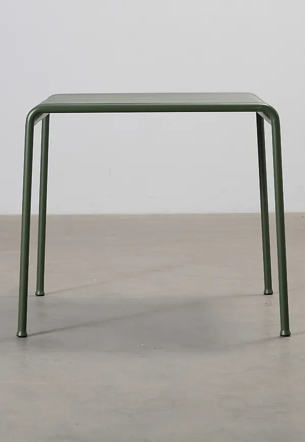 Otroligt snygg utebord i grönt från HAY.