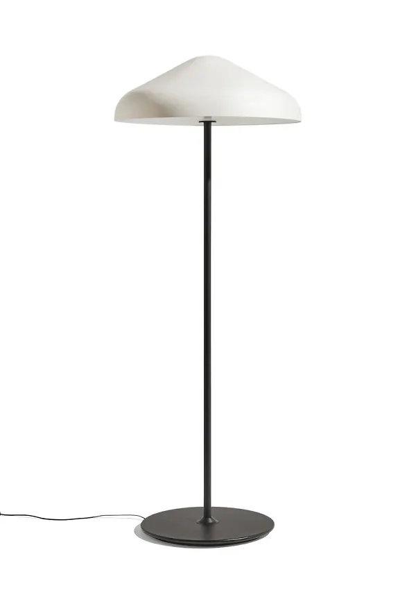 Moderiktig golvlampa i vitt från HAY.
